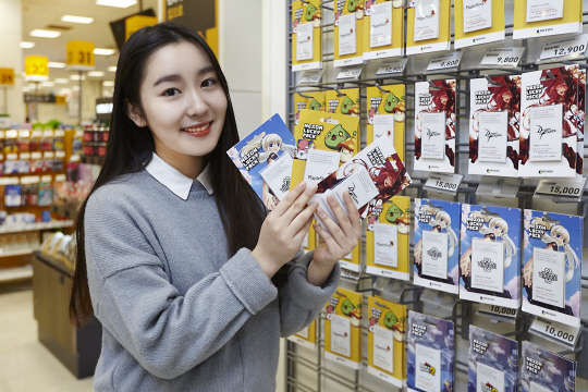 넥슨은 15일 대형 할인마트 이마트에 '메이플스토리', '마비노기' 등 자사 온라인게임의 지적재산권(IP)을 활용한 상품 패키지 '너키팩'을 출시했다. '너키팩'은 각 게임의 캐릭터 일러스트(10종 이상)가 그려진 고급 카드상품 패키지로, 전국 이마트 90여 개 점포의 가전 매장 내 게임 코너에서 판매한다.<넥슨 제공>